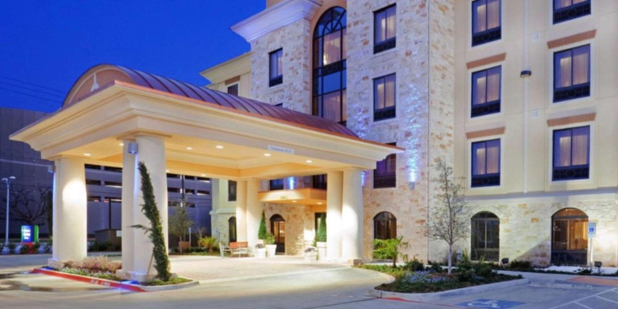 Comfort Inn & Suites Dallas Medical-Market Center Exterior photo
