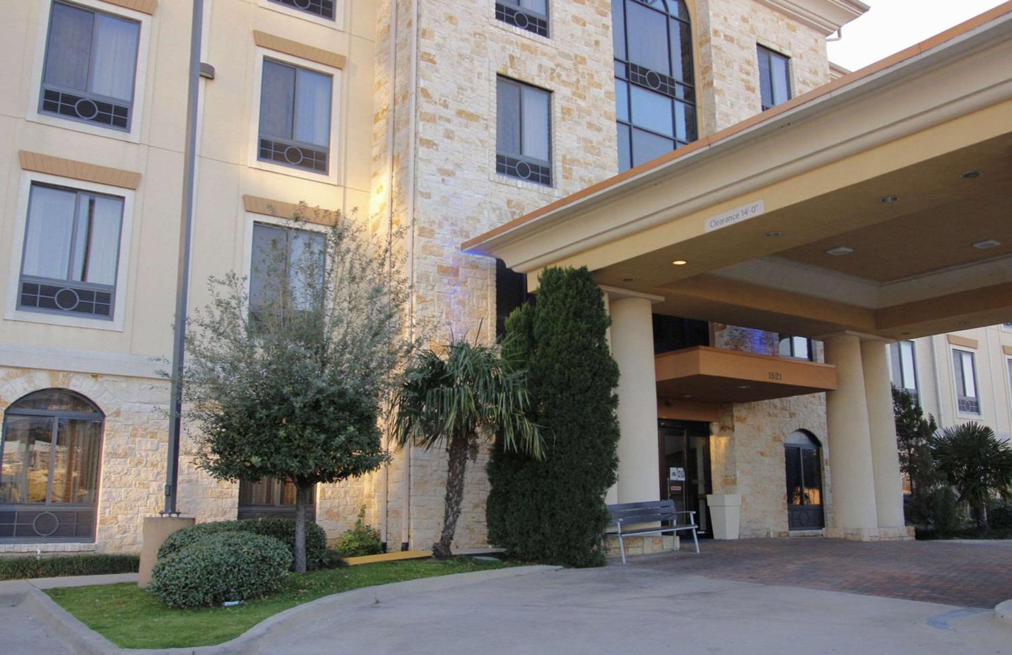 Comfort Inn & Suites Dallas Medical-Market Center Exterior photo